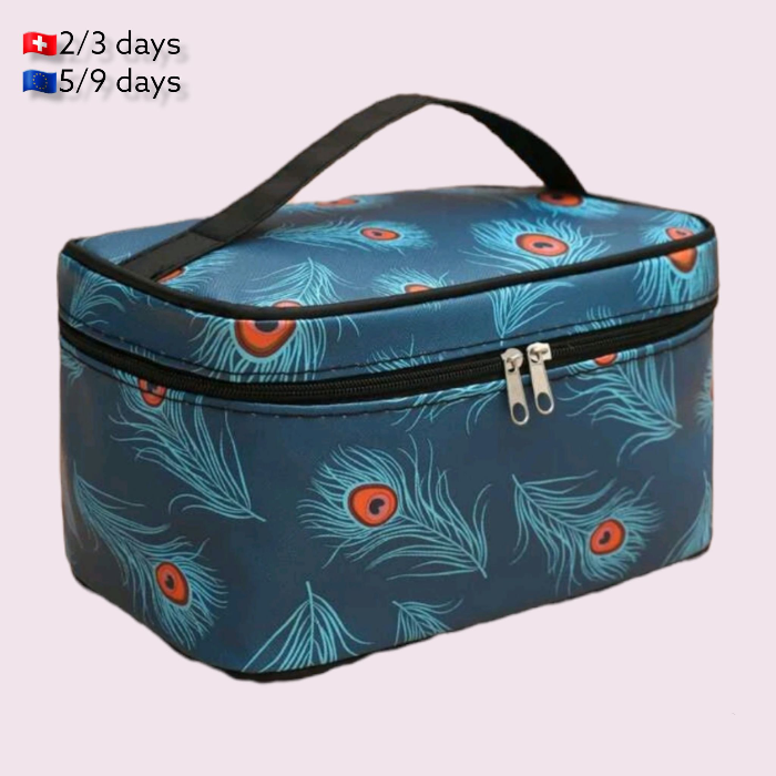 Neceser Pavo Real Blue | Makeup BagNeceser viaje estampado efecto piel El complemento perfecto para llevar nuestros cosméticos seguros en los viajes. Con interior impermeable que garantiza una gran protección cuando viajamos. Características: Neceser Cuad