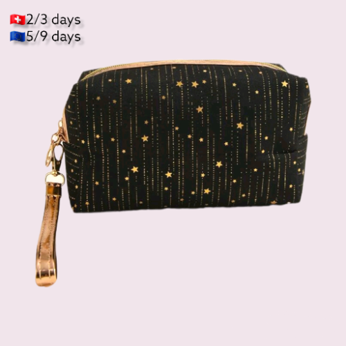 Neceser Stars Gold | Makeup BagNeceser maquillaje estrellas doradas El complemento perfecto para llevar nuestros cosméticos en el bolso o en los viajes. Cremallera dorada. Asa exterior. Características: Neceser Cuadrado Largo :18 cm Ancho :7.5 cm Altura :