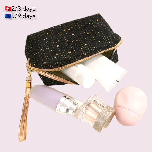 Neceser Stars Gold | Makeup BagNeceser maquillaje estrellas doradas El complemento perfecto para llevar nuestros cosméticos en el bolso o en los viajes. Cremallera dorada. Asa exterior. Características: Neceser Cuadrado Largo :18 cm Ancho :7.5 cm Altura :