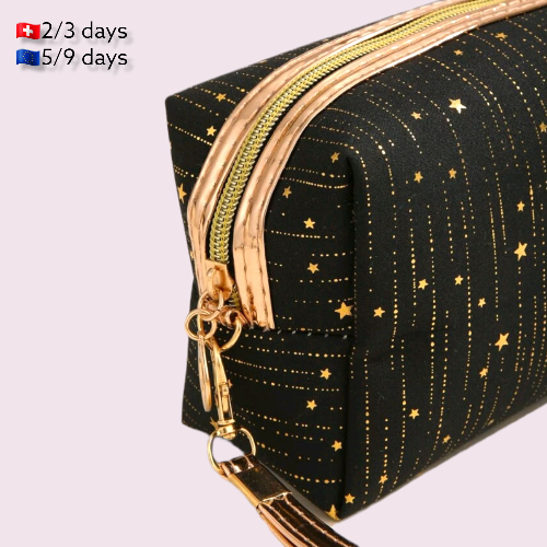 Neceser Stars Gold | Makeup BagNeceser maquillaje estrellas doradas El complemento perfecto para llevar nuestros cosméticos en el bolso o en los viajes. Cremallera dorada. Asa exterior. Características: Neceser Cuadrado Largo :18 cm Ancho :7.5 cm Altura :
