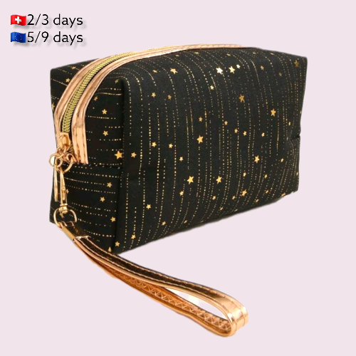 Neceser Stars Gold | Makeup BagNeceser maquillaje estrellas doradas El complemento perfecto para llevar nuestros cosméticos en el bolso o en los viajes. Cremallera dorada. Asa exterior. Características: Neceser Cuadrado Largo :18 cm Ancho :7.5 cm Altura :