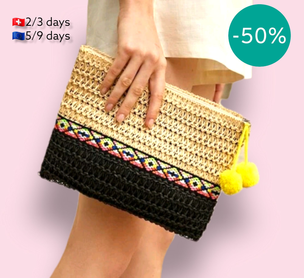 Bolso Clutch Verano PomponBolso clutch de mano con pompon decorativo Estilos que nos recuerdan al buen tiempo y son el complemento idóneo para los outfits de verano. Elegante y practico para cualquier ocasión. Este bolso lleva con contraste de color y pom