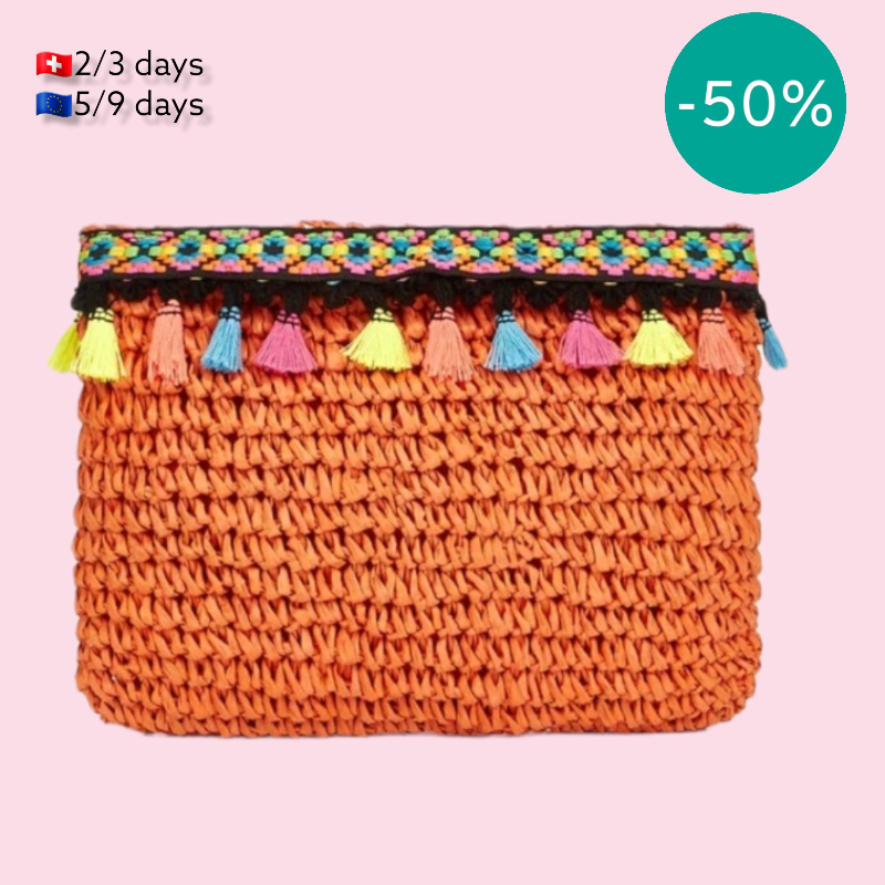 Clutch Mallorca 50% SaleBolso de mano borlas decorativas "Con el Clutch Mallorca podrás disfrutar del buen tiempo mientras complementas tus outfits de verano. Este bolso elegante y práctico es perfecto para cualquier ocasión. Además, cuenta con una cinta
