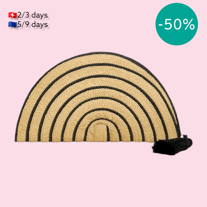 Clutch Yute LazoBolso clutch media luna con lazo decorativo El yute nos recuerda al buen tiempo y es el complemento idóneo para los outfits de verano. Elegante y practico para cualquier ocasión. Este bolso lleva en contraste unas finas líneas negras que l