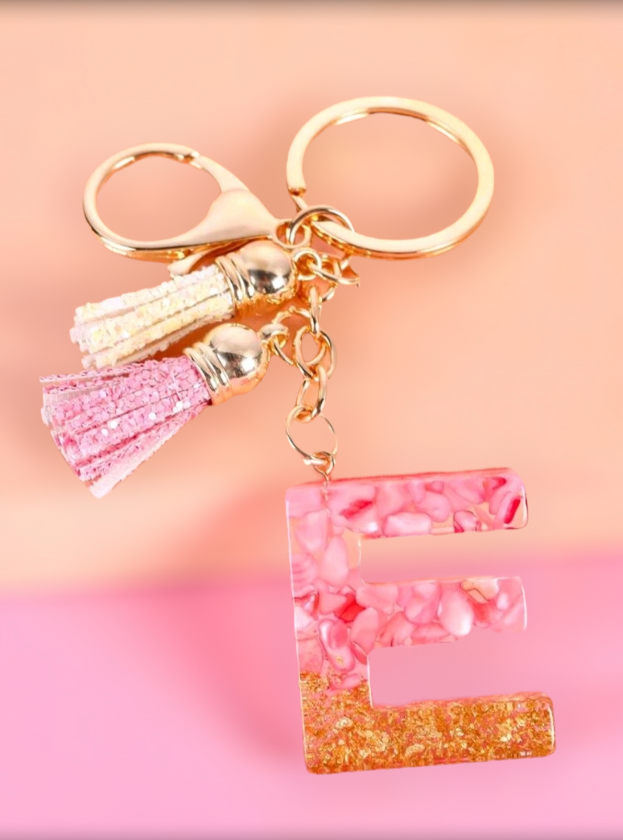 Llavero Letra E - KeychainLlavero con letra efecto 3D Este llavero es perfecto para regalar con detalles que no pasaran desapercibidos. Organiza tus llaves con este precioso llavero con letra acrílica de efecto 3D en tonos rosa y gold. Características: Co