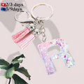 Llavero Letra R | KeychainLlavero con letra efecto 3D Este llavero es perfecto para regalar con detalles que no pasaran desapercibidos. Organiza tus llaves con este precioso llavero con letra acrílica de efecto 3D en tonos rosa y gold. Características: Co