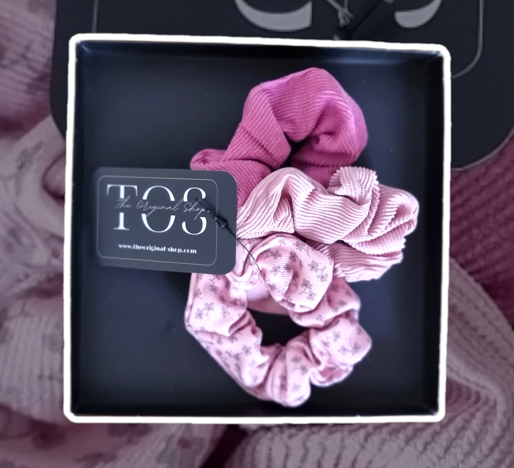 Set 3 gomas cabelloGomas en tela elástica para el cabello. 1 de diseño floral y 2 en tonos lisos acanalado. No daña el cabello. El set incluye 3 piezas. 100% Poliéster Envío: Suiza 2/3 días Europa 5/9 días