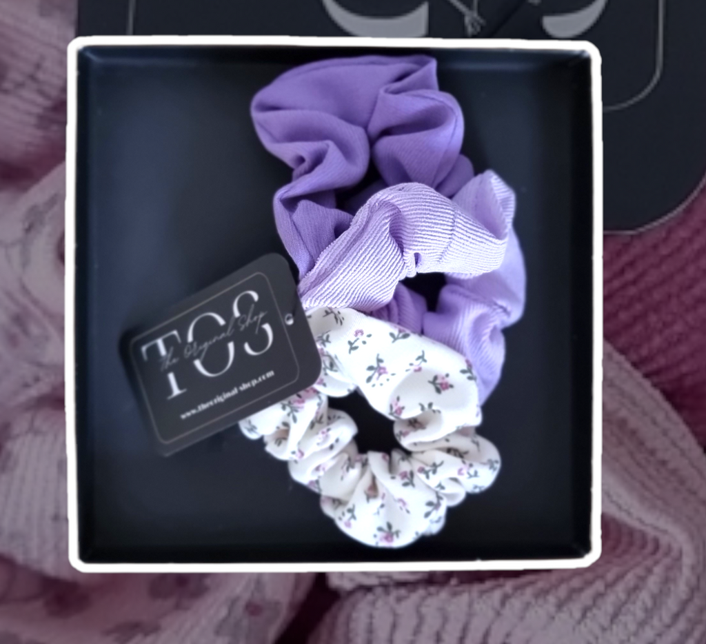 Set 3 gomas cabelloGomas en tela elástica para el cabello. 1 de diseño floral y 2 en tonos lisos acanalado. No daña el cabello. El set incluye 3 piezas. 100% Poliéster Envío: Suiza 2/3 días Europa 5/9 días
