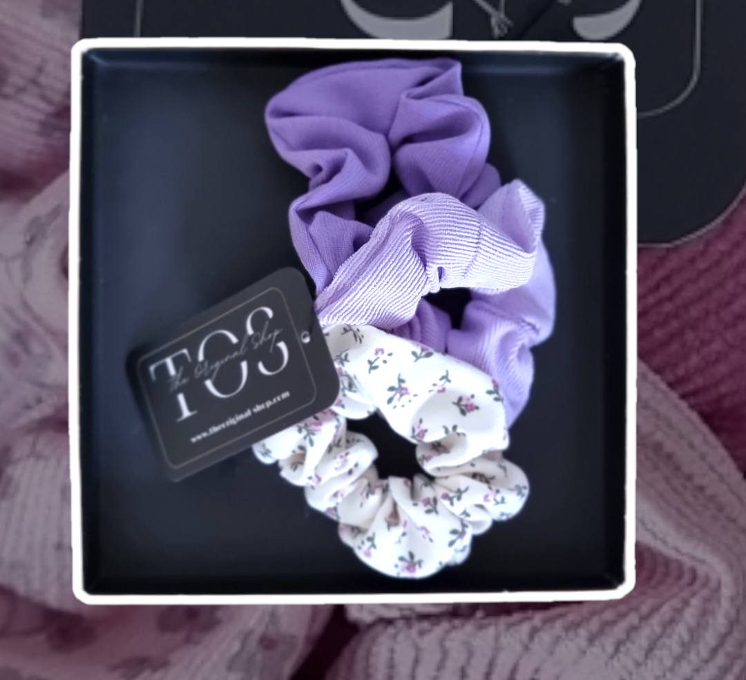 Set 3 gomas cabelloGomas en tela elástica para el cabello. 1 de diseño floral y 2 en tonos lisos acanalado. No daña el cabello. El set incluye 3 piezas. 100% Poliéster Envío: Suiza 2/3 días Europa 5/9 días
