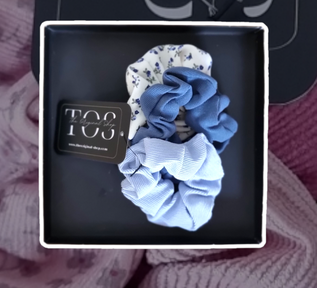 Set 3 gomas cabelloGomas en tela elástica para el cabello. 1 de diseño floral y 2 en tonos lisos acanalado. No daña el cabello. El set incluye 3 piezas. 100% Poliéster Envío: Suiza 2/3 días Europa 5/9 días