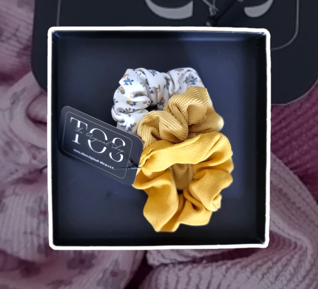 Set 3 gomas cabelloGomas en tela elástica para el cabello. 1 de diseño floral y 2 en tonos lisos acanalado. No daña el cabello. El set incluye 3 piezas. 100% Poliéster Envío: Suiza 2/3 días Europa 5/9 días