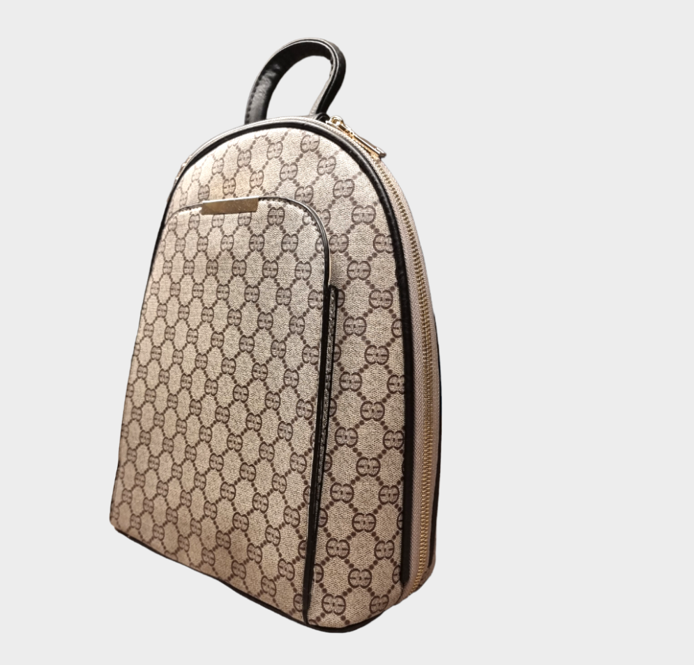 Mochila Monograma AntirroboMochila elegante antirrobo Buscas una mochila cómoda y segura para cada día? Esta mochila con elegante diseño en monograma sera tu aliado para la vida diaria. Con su bolsillo antirrobo la convierte en la compañera perfecta para