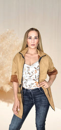 Chaqueta Efecto Ante Cremallera 3 ColoresChaqueta cintura ajustable efecto ante Llegan las mañanas y tardes fresquitas que tanto gustan para comenzar a usar nuestras chaquetas y cardigans. Esta chaqueta otoñal disponible en 7 colores sera tu compañera per