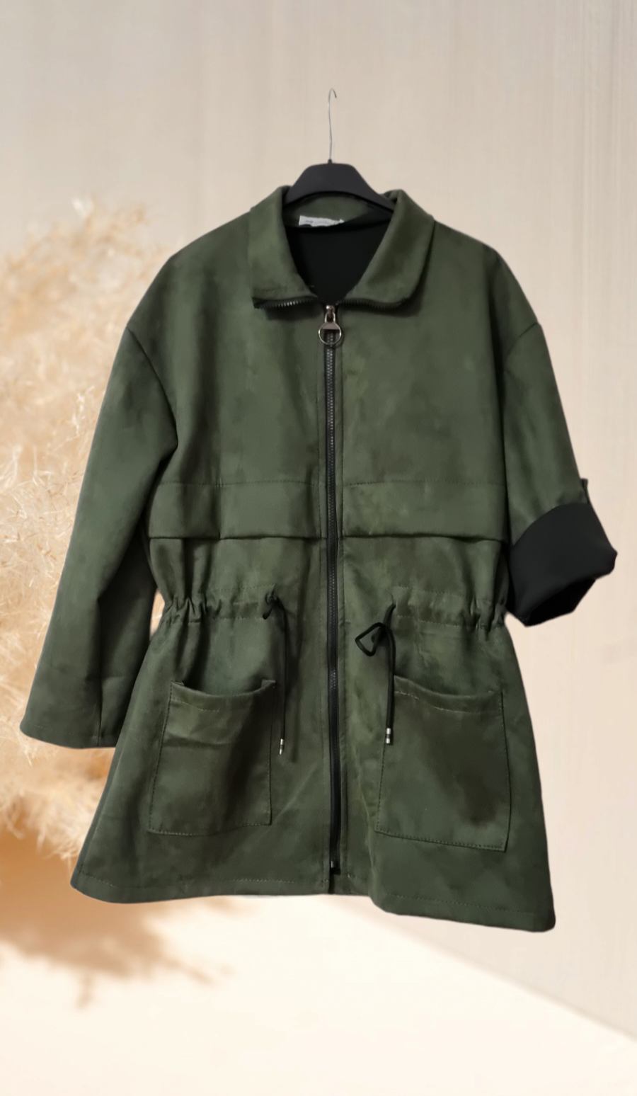 Chaqueta Efecto Ante Cremallera 3 ColoresChaqueta cintura ajustable efecto ante Llegan las mañanas y tardes fresquitas que tanto gustan para comenzar a usar nuestras chaquetas y cardigans. Esta chaqueta otoñal disponible en 7 colores sera tu compañera per