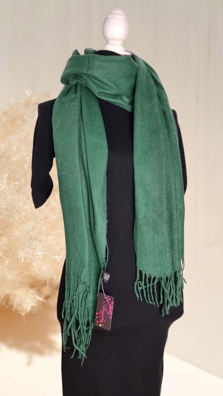 Bufanda Lisa XL 12 coloresBufanda XL lisa Bufandas XL extra suaves y calientes. Diseño liso y practico. Ideal como regalo 80% viscosa, 20% lana 170cm*60cm aproximadamente Envío: Suiza 2/4 días Europa 5/9 días