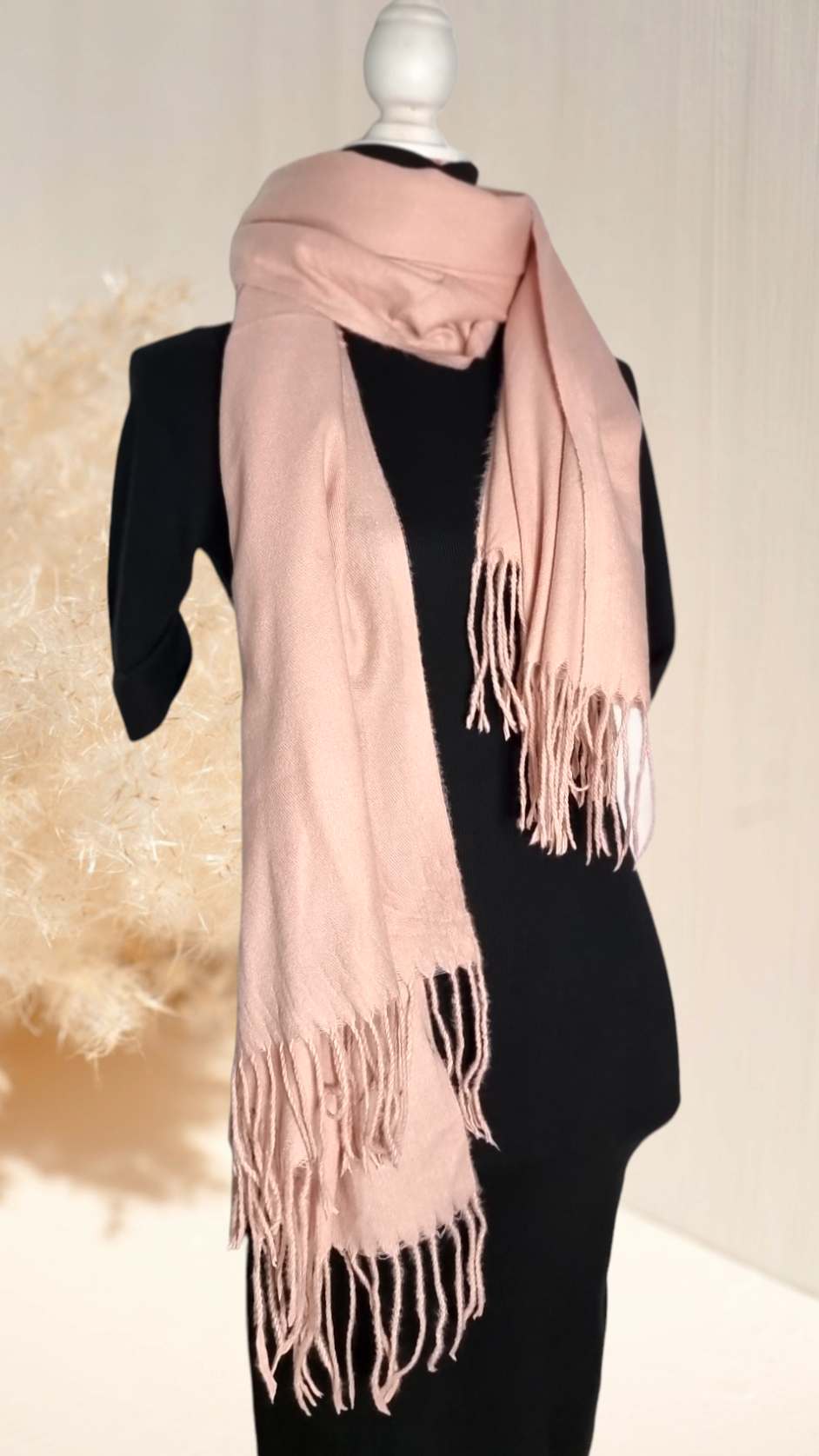 Bufanda Lisa XL 12 coloresBufanda XL lisa Bufandas XL extra suaves y calientes. Diseño liso y practico. Ideal como regalo 80% viscosa, 20% lana 170cm*60cm aproximadamente Envío: Suiza 2/4 días Europa 5/9 días