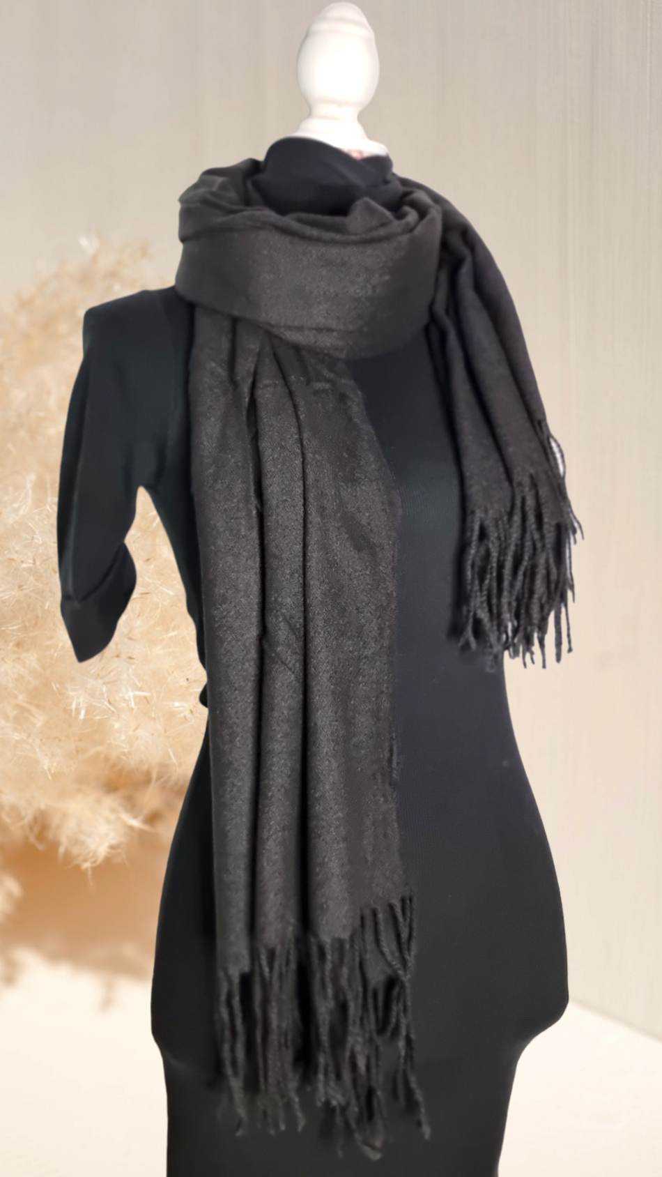 Bufanda Lisa XL 12 coloresBufanda XL lisa Bufandas XL extra suaves y calientes. Diseño liso y practico. Ideal como regalo 80% viscosa, 20% lana 170cm*60cm aproximadamente Envío: Suiza 2/4 días Europa 5/9 días