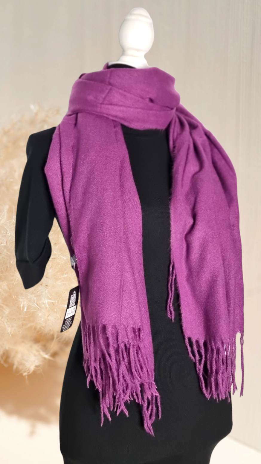 Bufanda Lisa XL 12 coloresBufanda XL lisa Bufandas XL extra suaves y calientes. Diseño liso y practico. Ideal como regalo 80% viscosa, 20% lana 170cm*60cm aproximadamente Envío: Suiza 2/4 días Europa 5/9 días