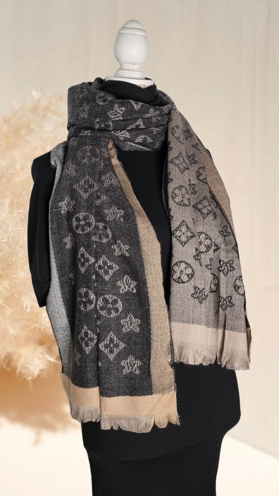 Bufanda XL Diseño 12 coloresBufanda XL con estampado flores Bufandas XL extra suaves y calientes. Diseño floral estampado 80% viscosa, 20% lana 180cm*60cm aproximadamente Envío: Suiza 2/4 días Europa 5/9 días