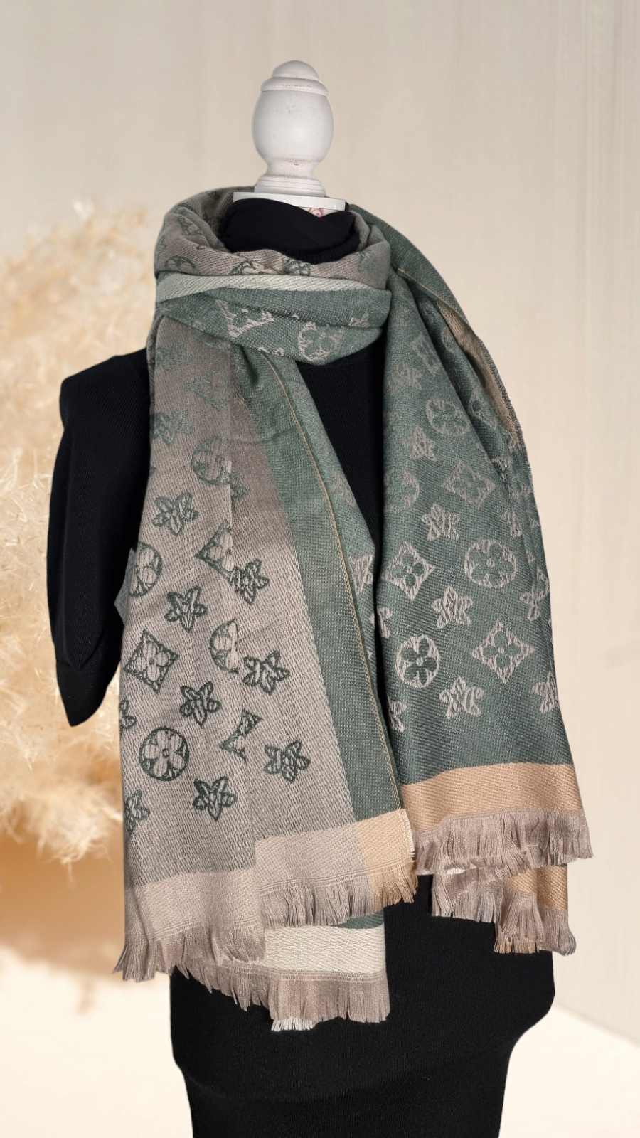 Bufanda XL Diseño 12 coloresBufanda XL con estampado flores Bufandas XL extra suaves y calientes. Diseño floral estampado 80% viscosa, 20% lana 180cm*60cm aproximadamente Envío: Suiza 2/4 días Europa 5/9 días