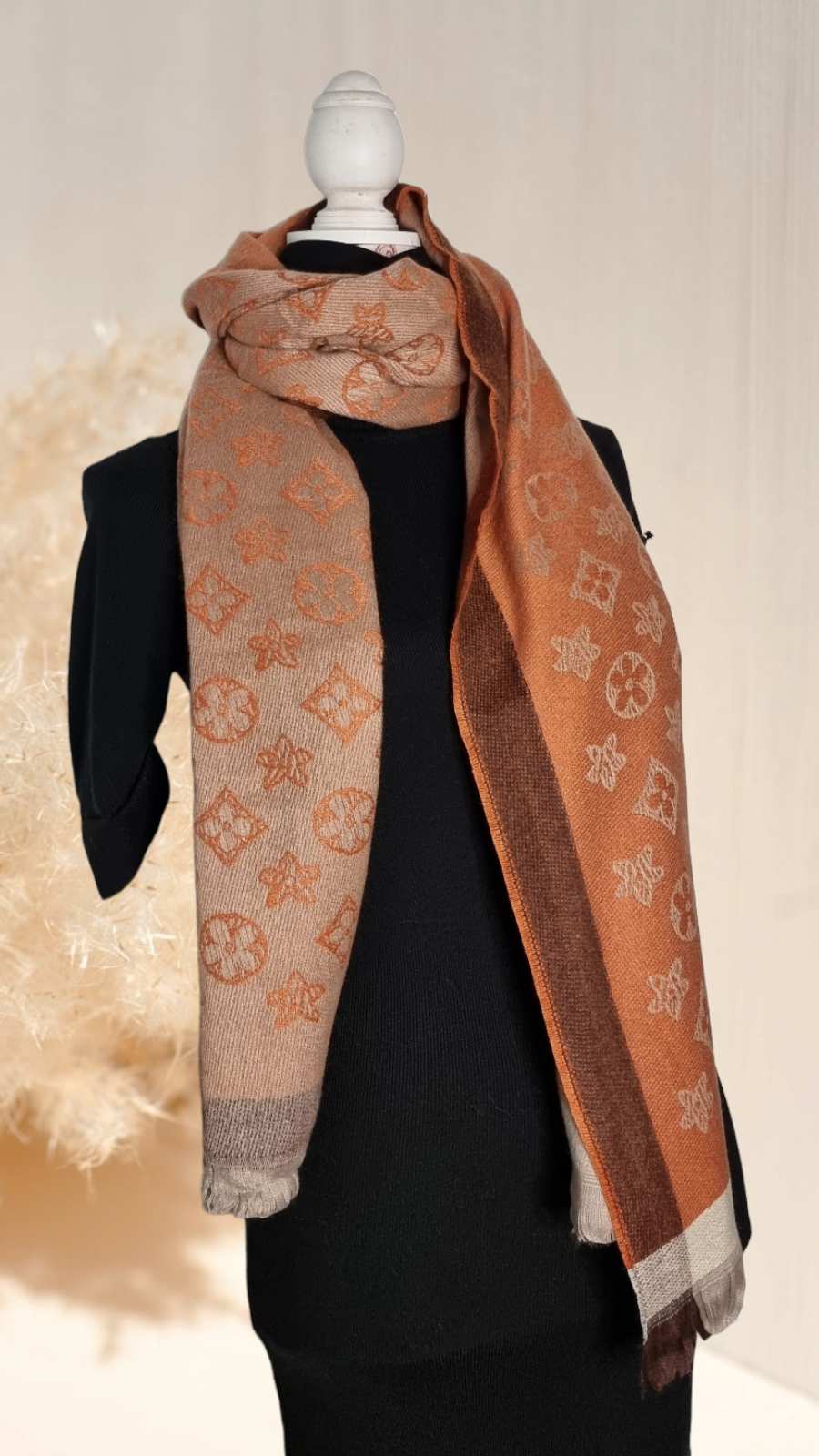 Bufanda XL Diseño 12 coloresBufanda XL con estampado flores Bufandas XL extra suaves y calientes. Diseño floral estampado 80% viscosa, 20% lana 180cm*60cm aproximadamente Envío: Suiza 2/4 días Europa 5/9 días