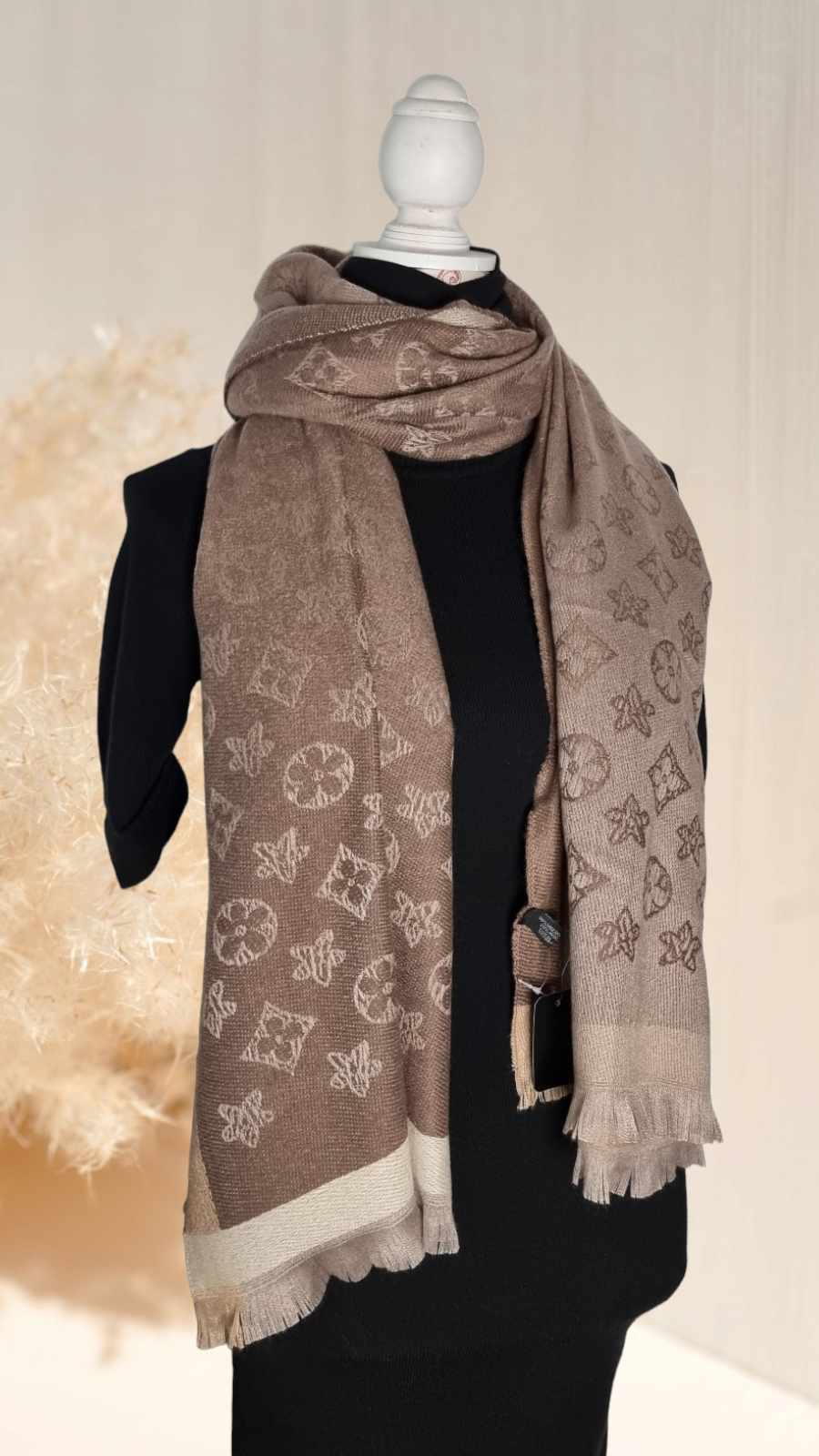 Bufanda XL Diseño 12 coloresBufanda XL con estampado flores Bufandas XL extra suaves y calientes. Diseño floral estampado 80% viscosa, 20% lana 180cm*60cm aproximadamente Envío: Suiza 2/4 días Europa 5/9 días