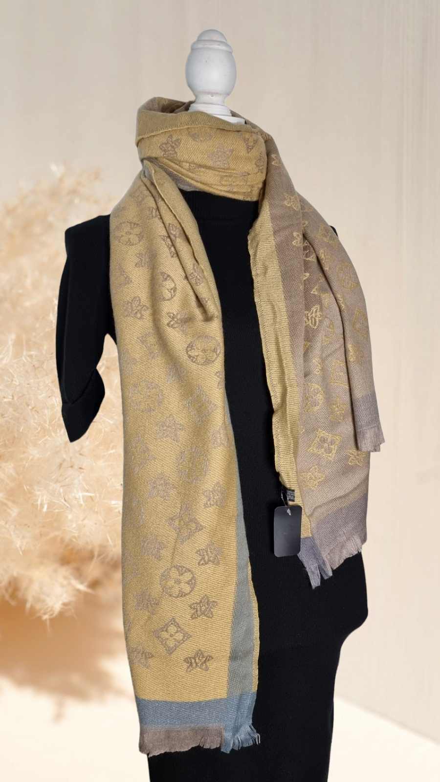 Bufanda XL Diseño 12 coloresBufanda XL con estampado flores Bufandas XL extra suaves y calientes. Diseño floral estampado 80% viscosa, 20% lana 180cm*60cm aproximadamente Envío: Suiza 2/4 días Europa 5/9 días