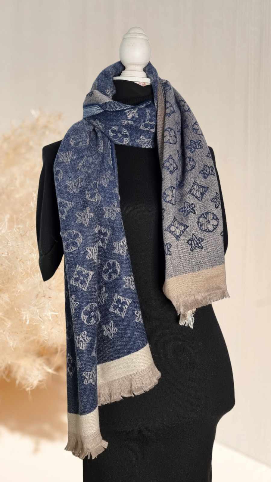 Bufanda XL Diseño 12 coloresBufanda XL con estampado flores Bufandas XL extra suaves y calientes. Diseño floral estampado 80% viscosa, 20% lana 180cm*60cm aproximadamente Envío: Suiza 2/4 días Europa 5/9 días