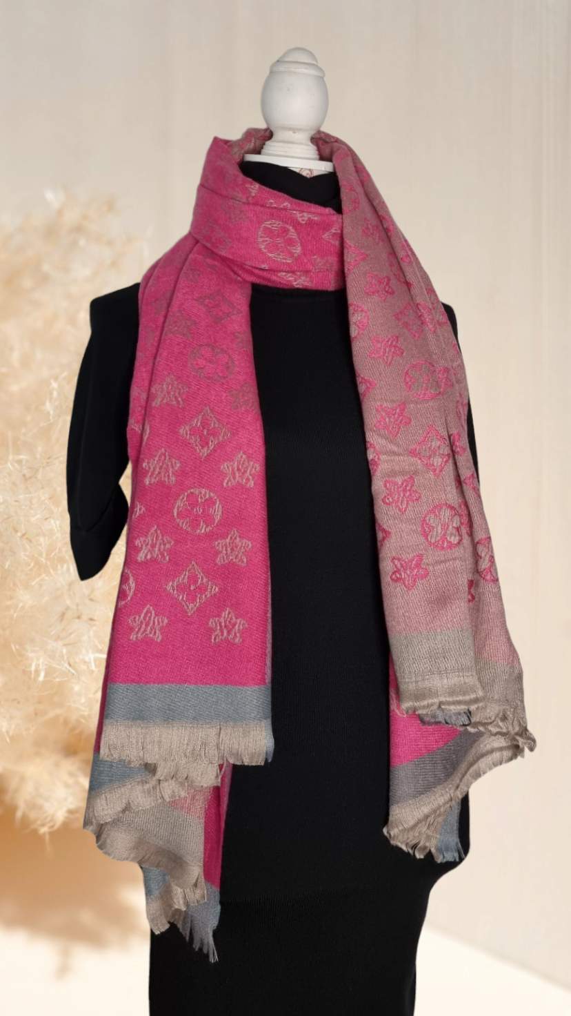 Bufanda XL Diseño 12 coloresBufanda XL con estampado flores Bufandas XL extra suaves y calientes. Diseño floral estampado 80% viscosa, 20% lana 180cm*60cm aproximadamente Envío: Suiza 2/4 días Europa 5/9 días