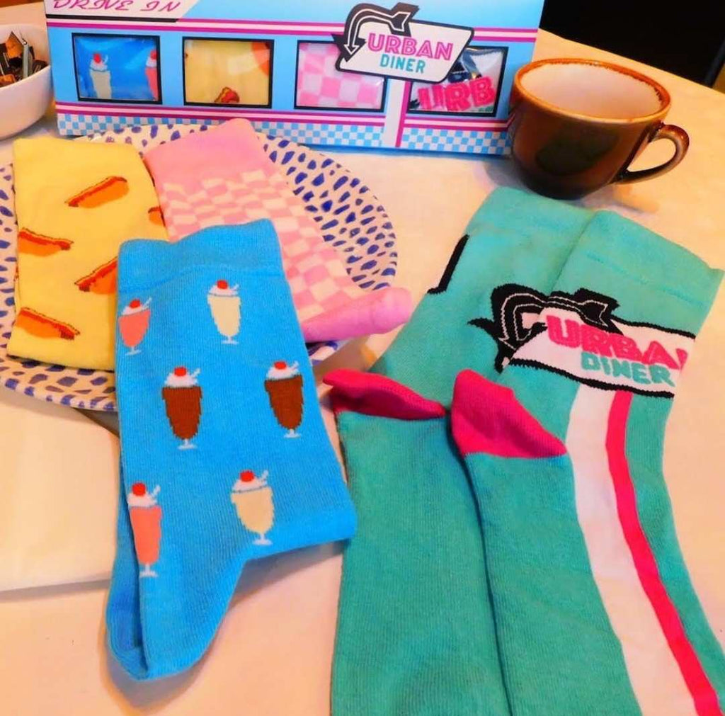 Set Calcetines Cena Urbana- Limitados | Bedrucken SockenSet de calcetines Cena Urbana Set de regalo con diseños divertidos. Regalo ideal para navidad, cumpleaños... 4 pares de calcetines de algodón en caja de regaloDimensiones (en el embalaje): 33 x 10 x