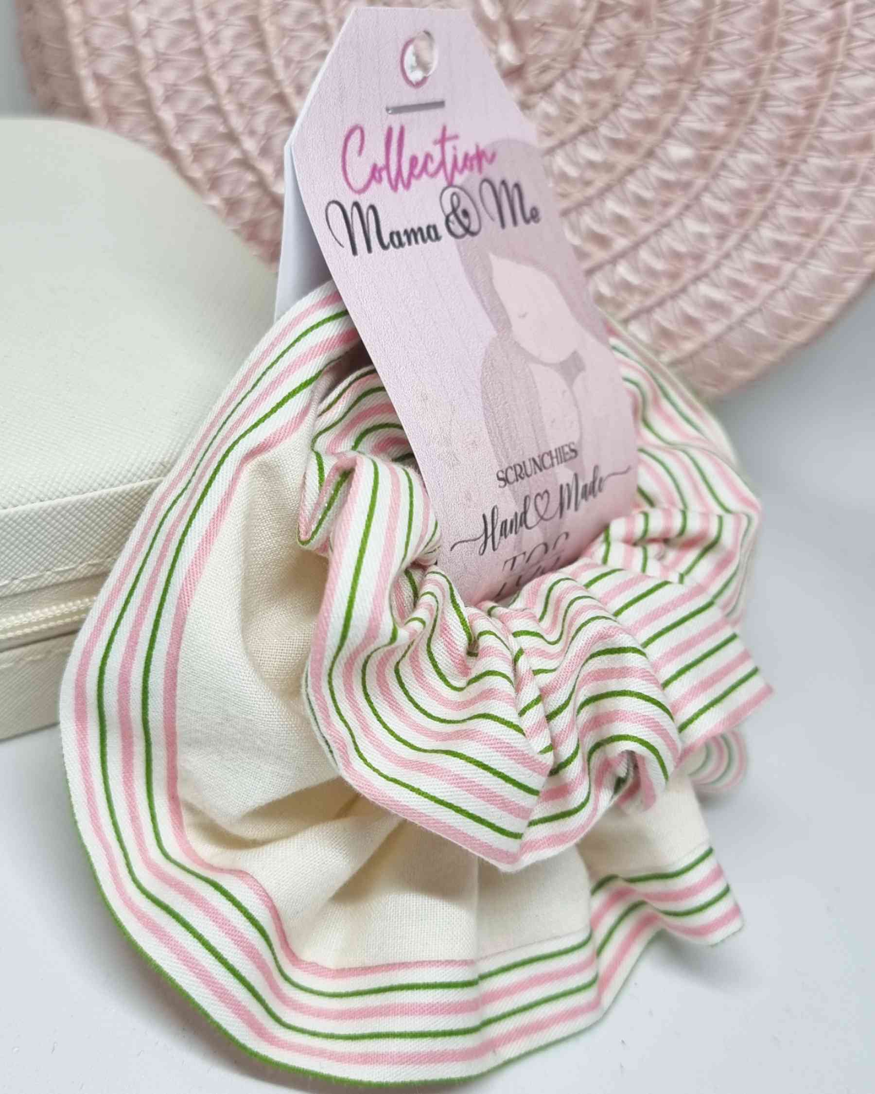 Scrunchie Set Mama & Mini EleganteMama & Mini Scrunchie Elegante Set Este set de coleteros Mama & Mini Elegante es lo último en estilo compartido. Diseño exclusivo hecho a mano, este set es perfecto para las mamás que buscan un outfit familiar con sus hij