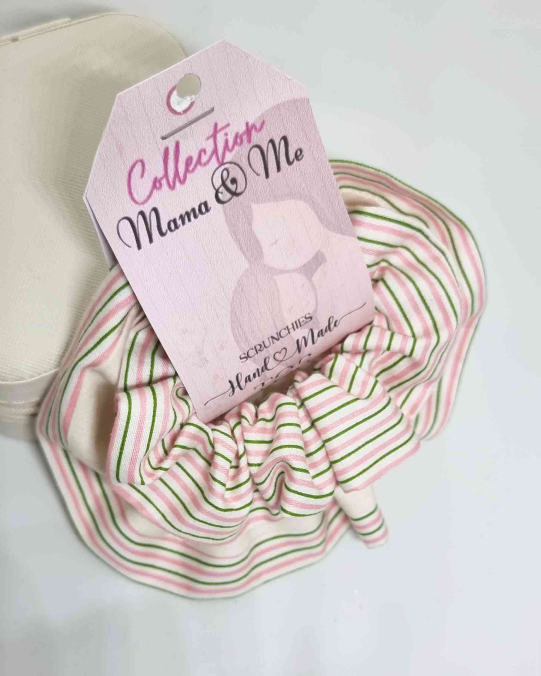 Scrunchie Set Mama & Mini EleganteMama & Mini Scrunchie Elegante Set Este set de coleteros Mama & Mini Elegante es lo último en estilo compartido. Diseño exclusivo hecho a mano, este set es perfecto para las mamás que buscan un outfit familiar con sus hij