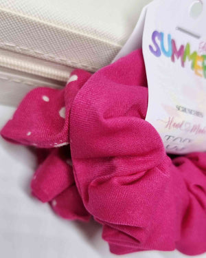 Scrunchies Set Summer Edition | Hecho a manoSet Coleteros Verano Este set de scrunchies de edición verano te permitirá llevar un look despreocupado a la vez que moderno. Están hechos con tela suave y resistente en un intenso color coral y una decorada con