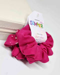 Scrunchies Set Summer Edition | Hecho a manoSet Coleteros Verano Este set de scrunchies de edición verano te permitirá llevar un look despreocupado a la vez que moderno. Están hechos con tela suave y resistente en un intenso color coral y una decorada con