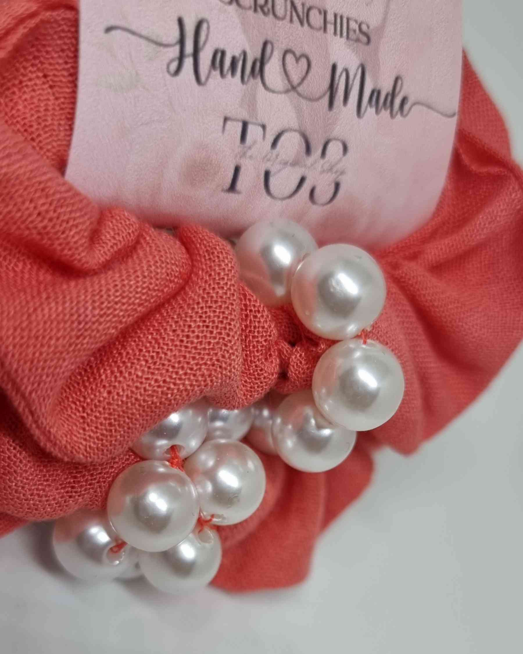 Scrunchie Set Mama & Me Glam | Hecho a manoSet Glam Scrunchies para mamas e hijas ¡Aprovecha esta oportunidad única para decorar juntas el cabello! Estas preciosas gomas con perlas Mama & Me Glam son perfectas para crear un look elegante y divertido de ma