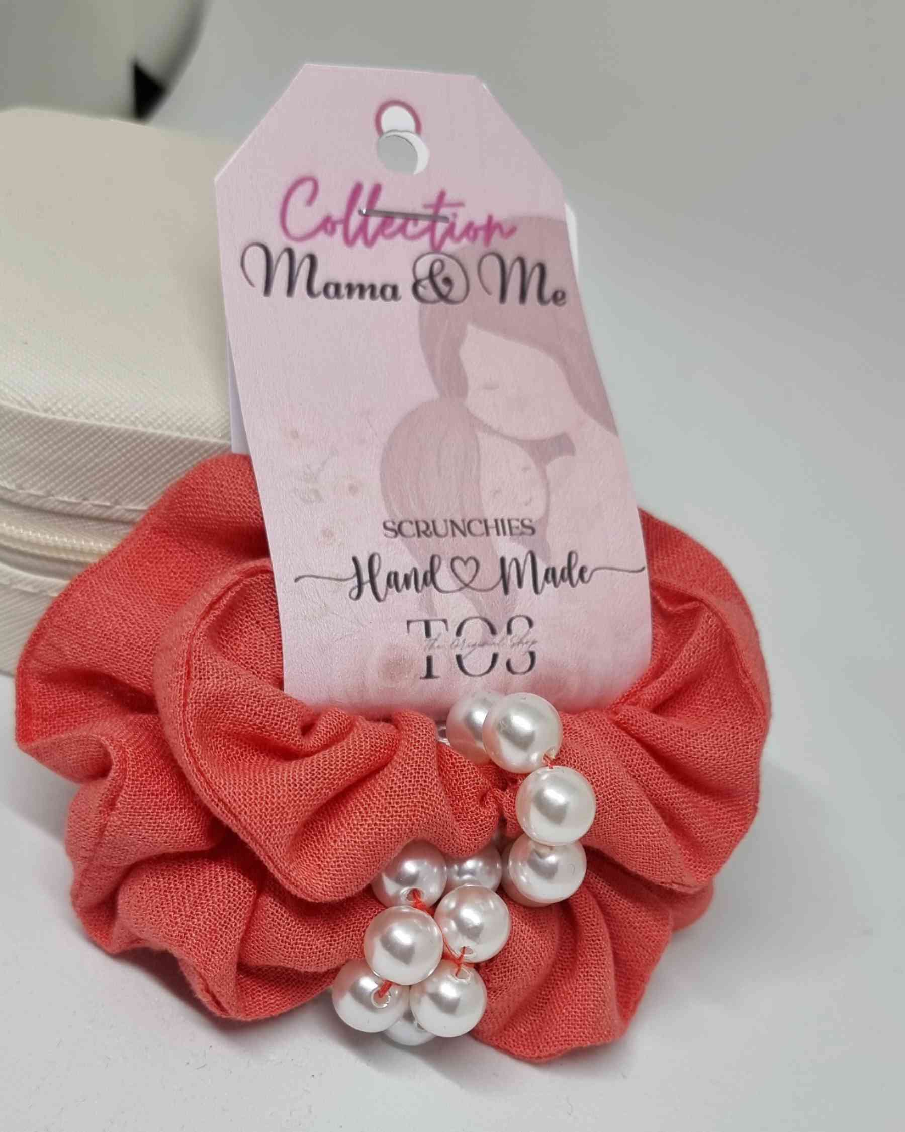 Scrunchie Set Mama & Me Glam | Hecho a manoSet Glam Scrunchies para mamas e hijas ¡Aprovecha esta oportunidad única para decorar juntas el cabello! Estas preciosas gomas con perlas Mama & Me Glam son perfectas para crear un look elegante y divertido de ma