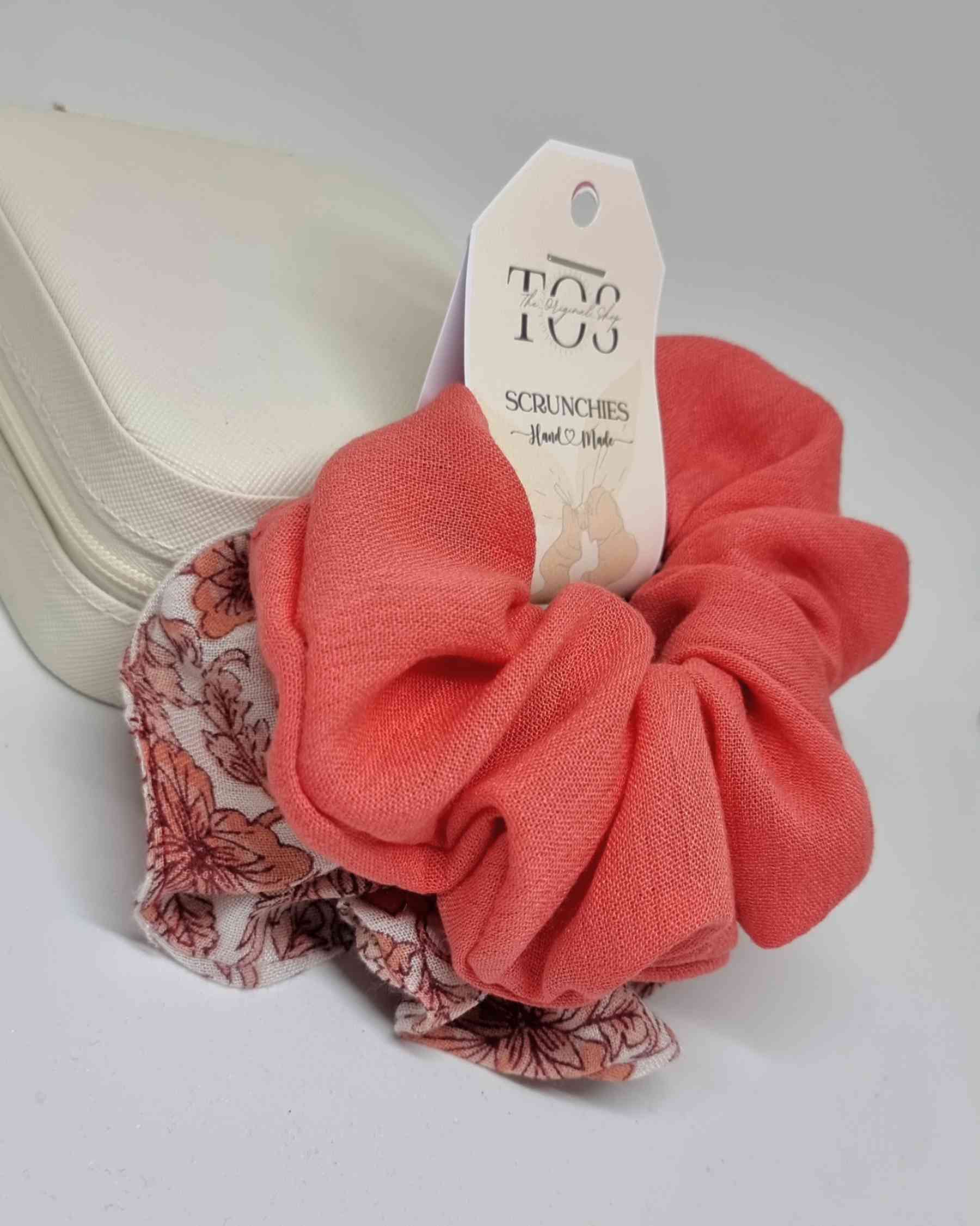Scrunchie Set Coral | Hand Made ❤️Set de Scrunchies para el cabello ¡Este set de gomas para el cabello está hecho a mano con la ilusión de agregar un toque de color y estilo a tu look! Estas gomas resistentes para el pelo, en color coral, son perfectas pa
