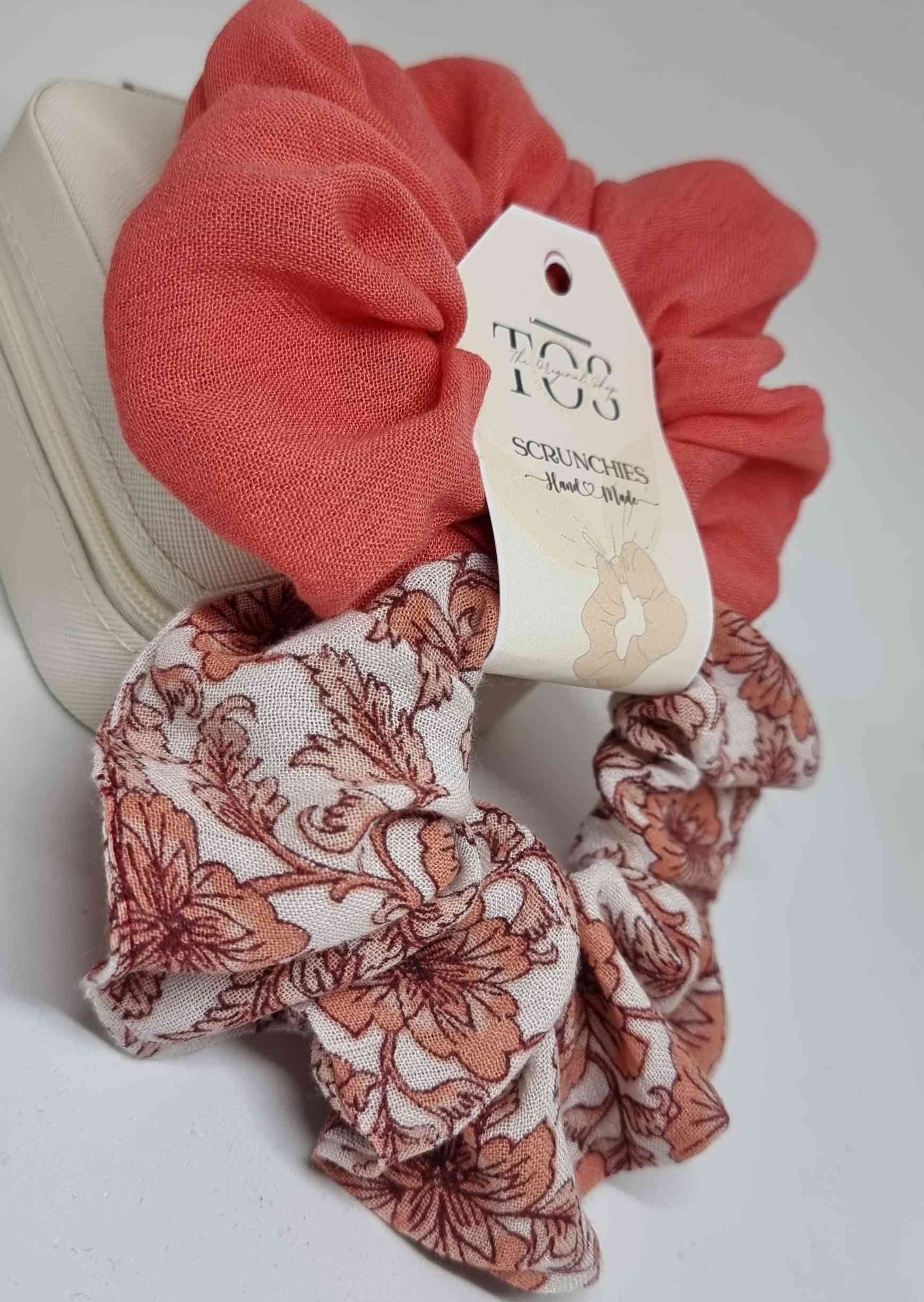 Scrunchie Set Coral | Hand Made ❤️Set de Scrunchies para el cabello ¡Este set de gomas para el cabello está hecho a mano con la ilusión de agregar un toque de color y estilo a tu look! Estas gomas resistentes para el pelo, en color coral, son perfectas pa