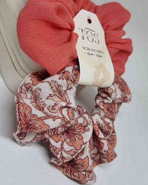 Scrunchie Set Coral | Hand Made ❤️Set de Scrunchies para el cabello ¡Este set de gomas para el cabello está hecho a mano con la ilusión de agregar un toque de color y estilo a tu look! Estas gomas resistentes para el pelo, en color coral, son perfectas pa