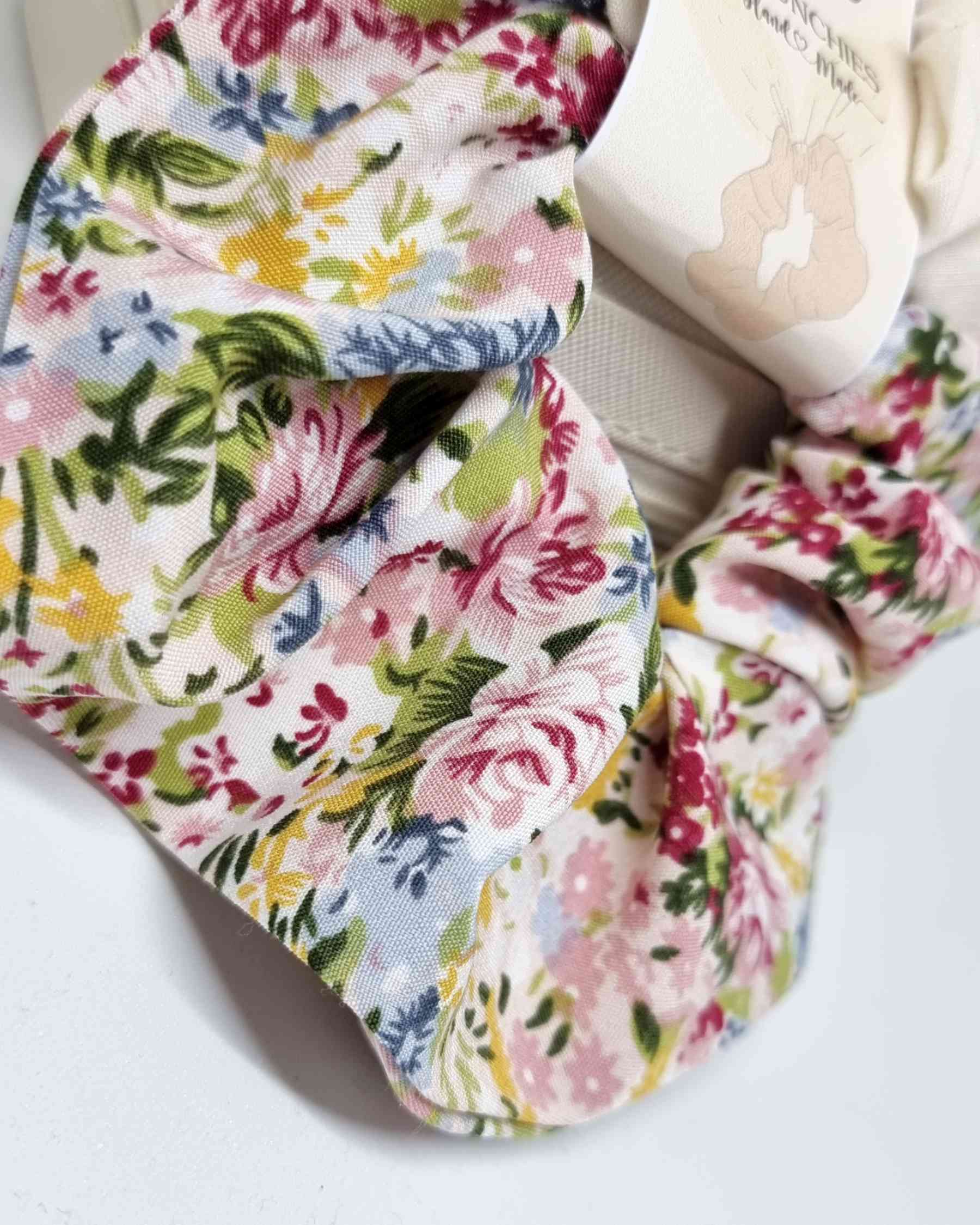 Scrunchie Set XL Floral | Hecho a manoColeteros jumbo hechos a mano ¡Utilice nuestro Set XL Floral de 2 Scrunchies para darle un toque de feminidad y elegancia a su look! Estos accesorios hechos a mano y resistentes son perfectos para el cuidado del pelo