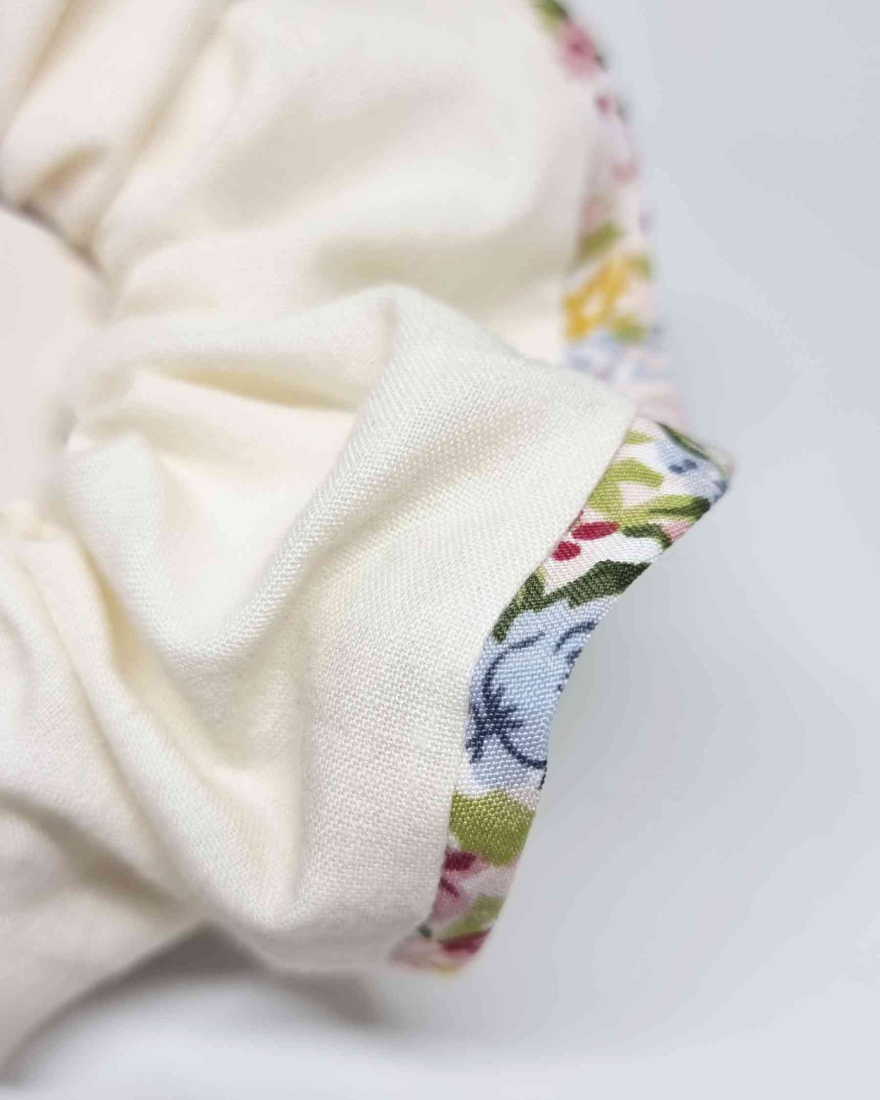 Scrunchie Set XL Floral | Hecho a manoColeteros jumbo hechos a mano ¡Utilice nuestro Set XL Floral de 2 Scrunchies para darle un toque de feminidad y elegancia a su look! Estos accesorios hechos a mano y resistentes son perfectos para el cuidado del pelo