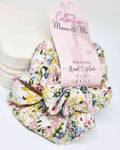 Scrunchie Set Mama & Mini FloralColeteros florales mama & mini ¡Tu cabello se merece lo mejor! Estas increíbles gomas de tela hechas a mano de estampado floral de mamá y mini, mantendrán tu cabello suelto y en conjunto con tu pequeña . Cuida tu cabello co