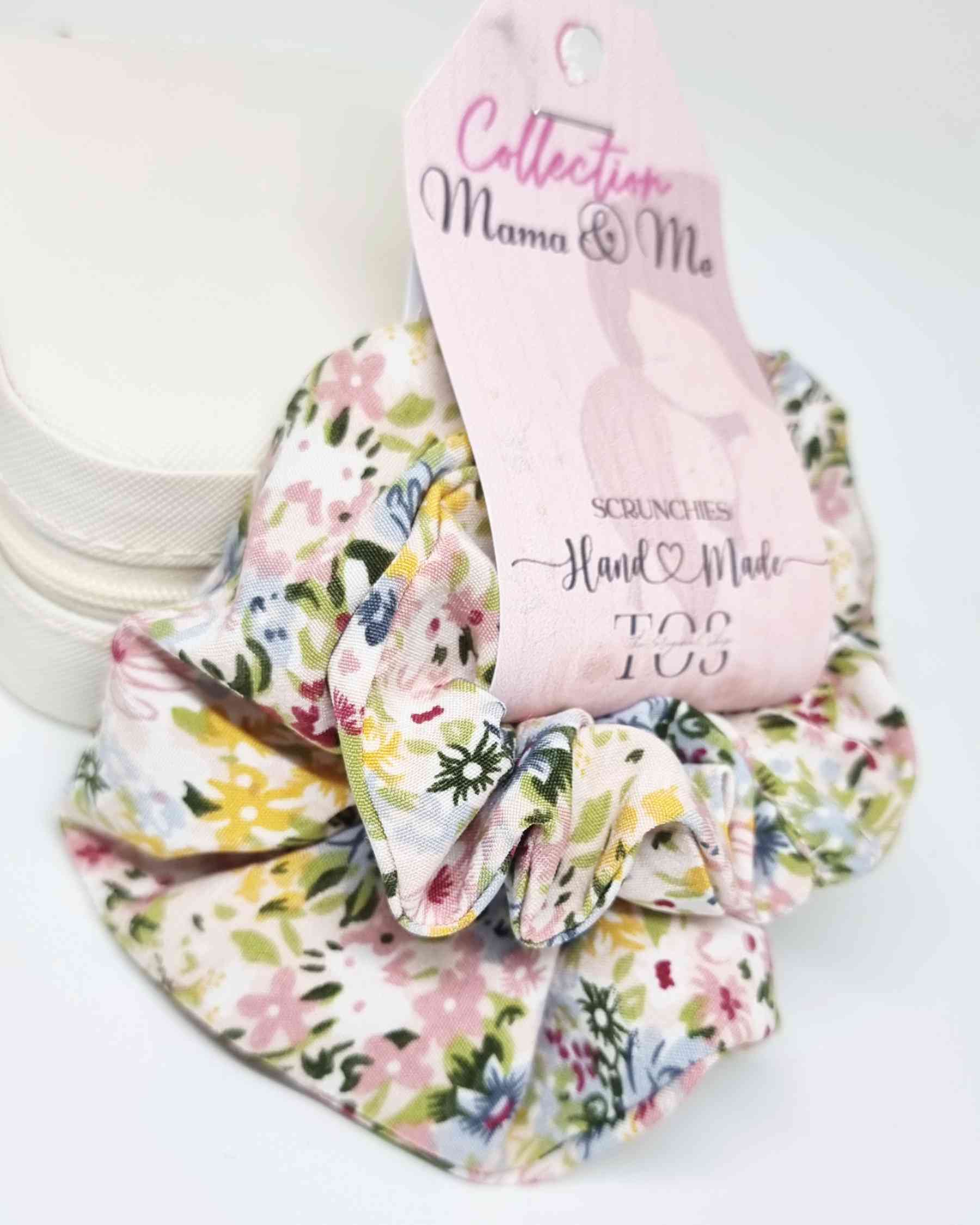 Scrunchie Set Mama & Mini FloralColeteros florales mama & mini ¡Tu cabello se merece lo mejor! Estas increíbles gomas de tela hechas a mano de estampado floral de mamá y mini, mantendrán tu cabello suelto y en conjunto con tu pequeña . Cuida tu cabello co