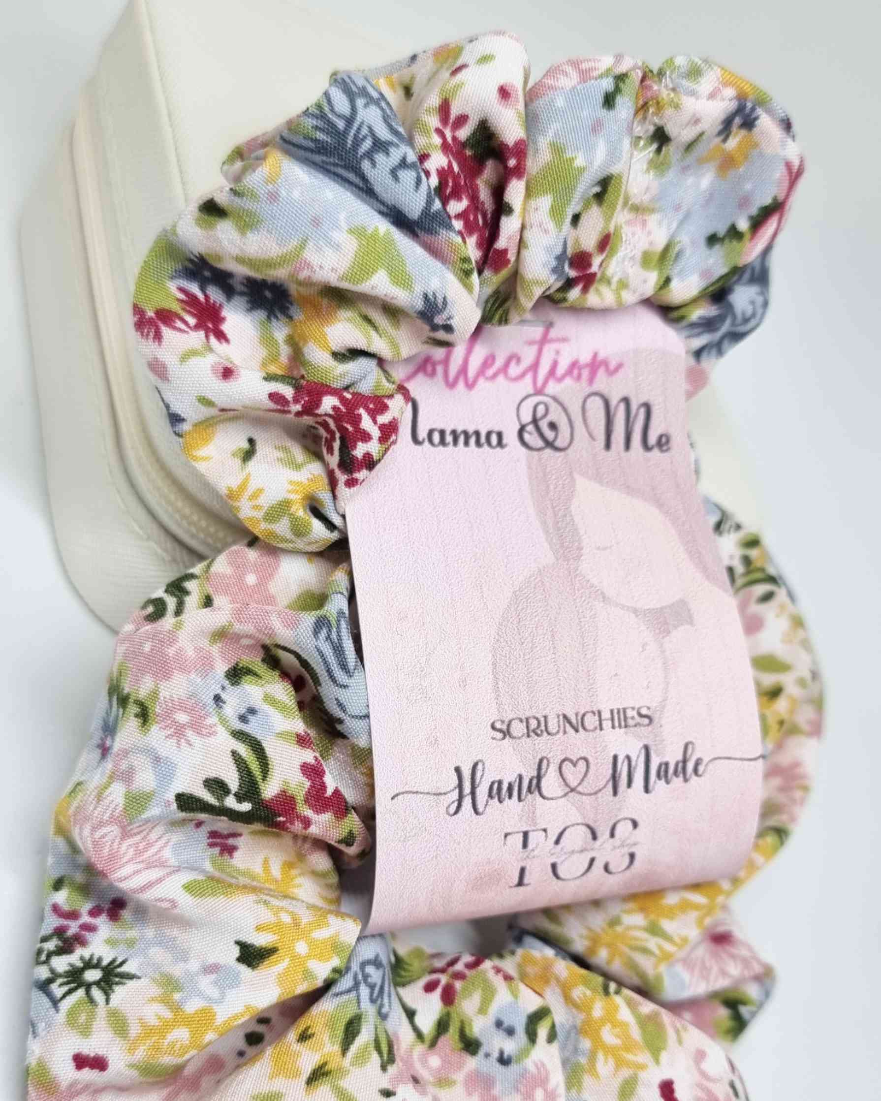 Scrunchie Set Mama & Mini FloralColeteros florales mama & mini ¡Tu cabello se merece lo mejor! Estas increíbles gomas de tela hechas a mano de estampado floral de mamá y mini, mantendrán tu cabello suelto y en conjunto con tu pequeña . Cuida tu cabello co