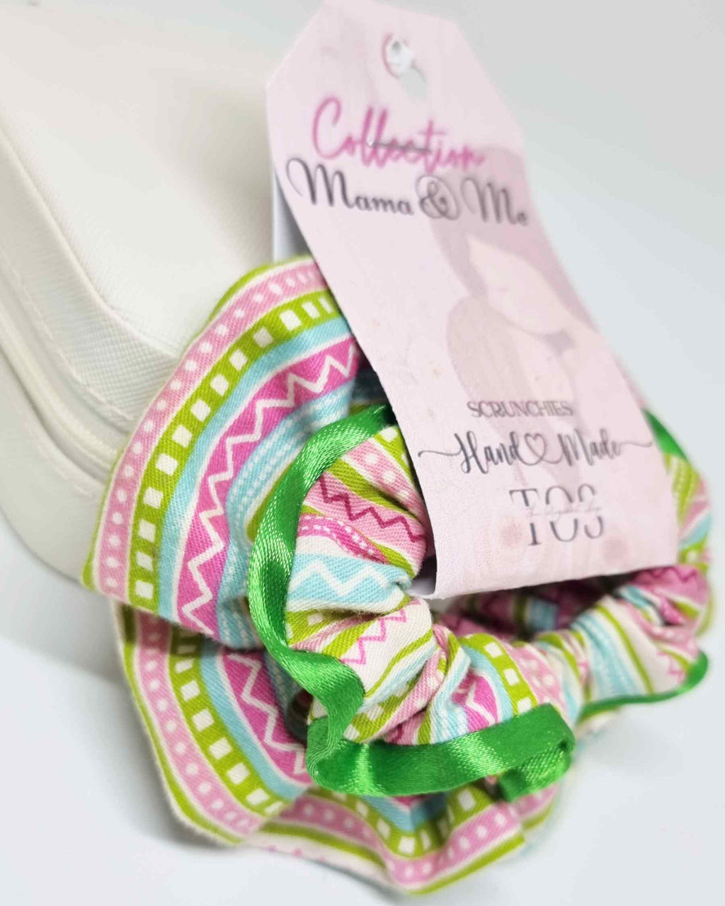 Scrunchie Set Mama & Me Alegria | HandmadeColeteros mama & mini hechos a mano ¡Combina tu belleza con la de tu hija con un set de scrunchie Mama & Mini Alegria! Este set de gomas para cabello se complementan perfectamente para que ambas siempre luzcan her