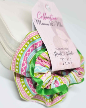Scrunchie Set Mama & Me Alegria | HandmadeColeteros mama & mini hechos a mano ¡Combina tu belleza con la de tu hija con un set de scrunchie Mama & Mini Alegria! Este set de gomas para cabello se complementan perfectamente para que ambas siempre luzcan her