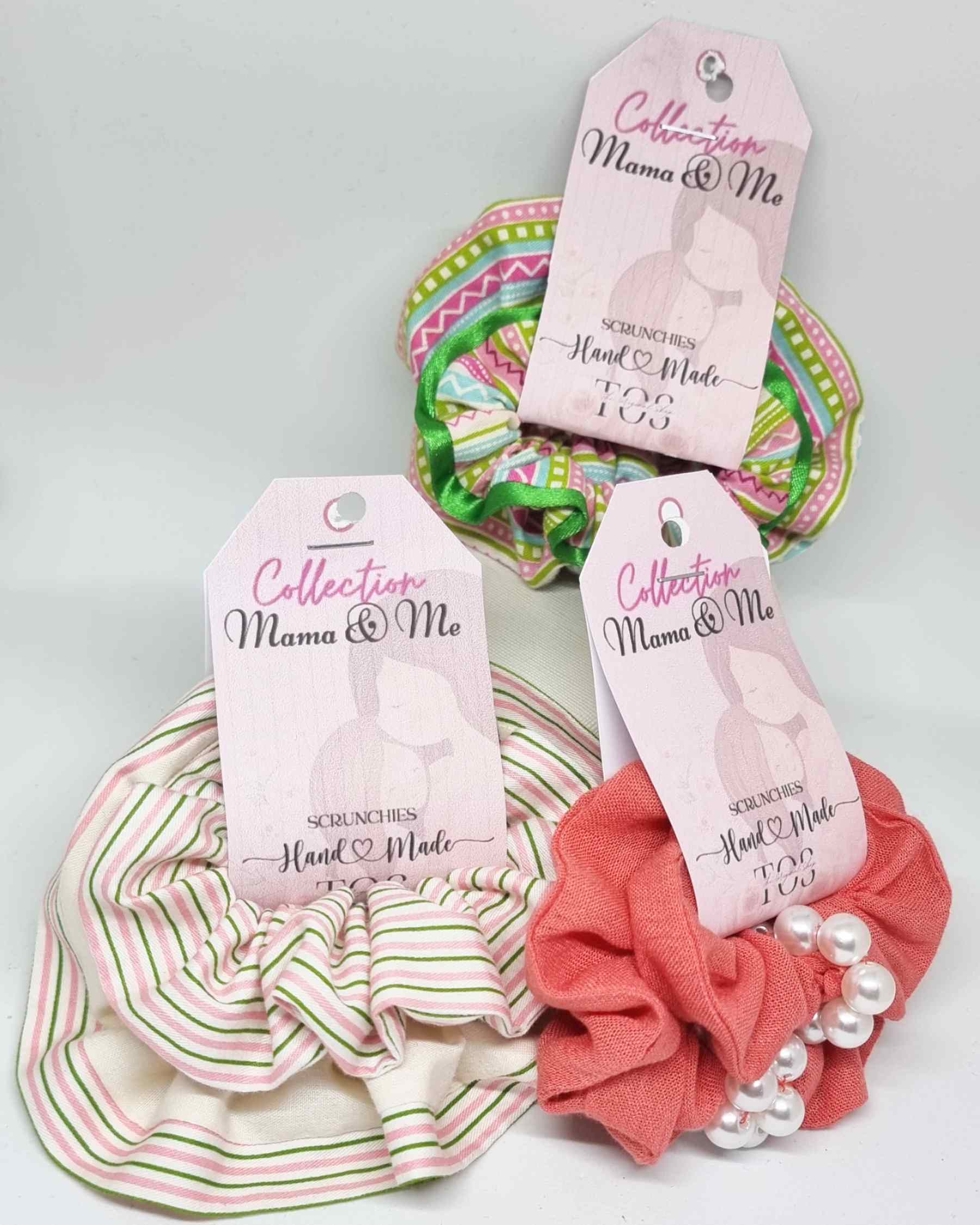 Scrunchie Set Mama & Me Alegria | HandmadeColeteros mama & mini hechos a mano ¡Combina tu belleza con la de tu hija con un set de scrunchie Mama & Mini Alegria! Este set de gomas para cabello se complementan perfectamente para que ambas siempre luzcan her