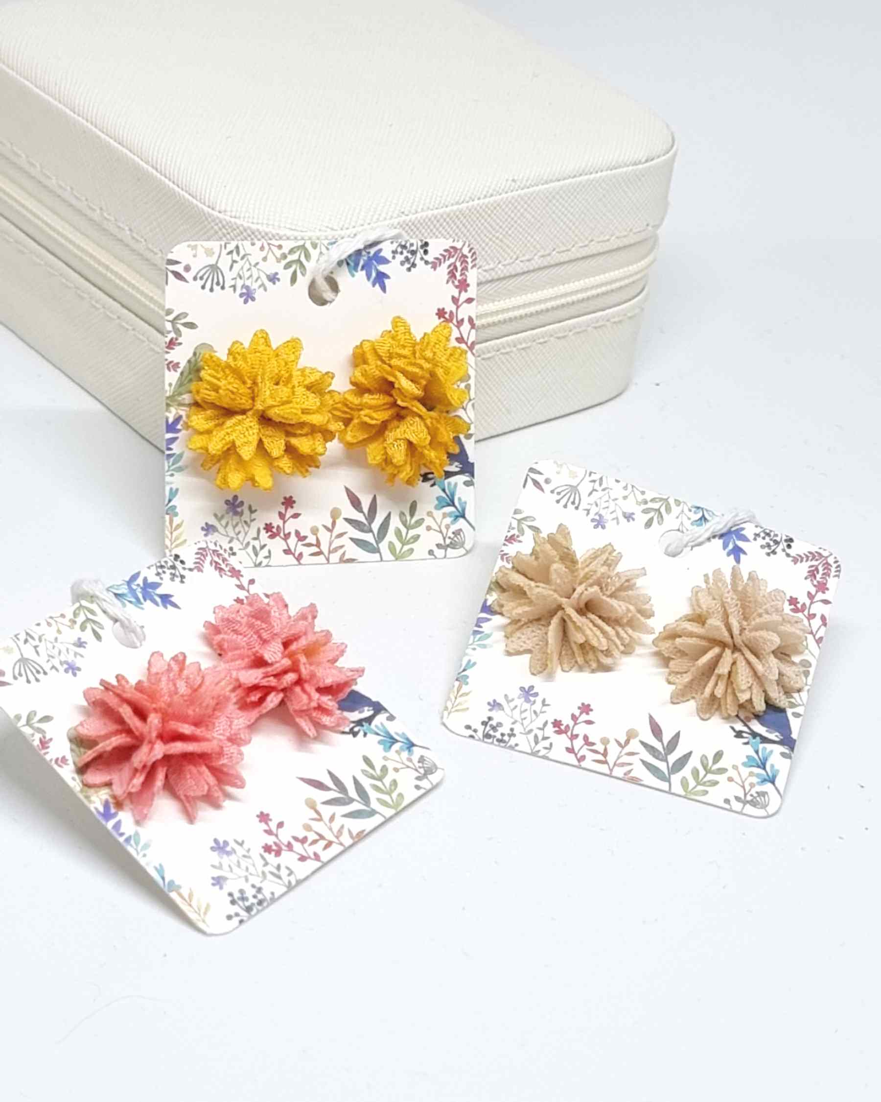 Pendientes Botón Flor | Ohrringe Damen SommerPendientes Flor Temporada ¡Lucirás hermosa y moderna con nuestros elegantes pendientes botón Flor! Estos pequeños pero llamativos pendientes son ideales para conseguir un look decorativo y refinado. Su diseño d