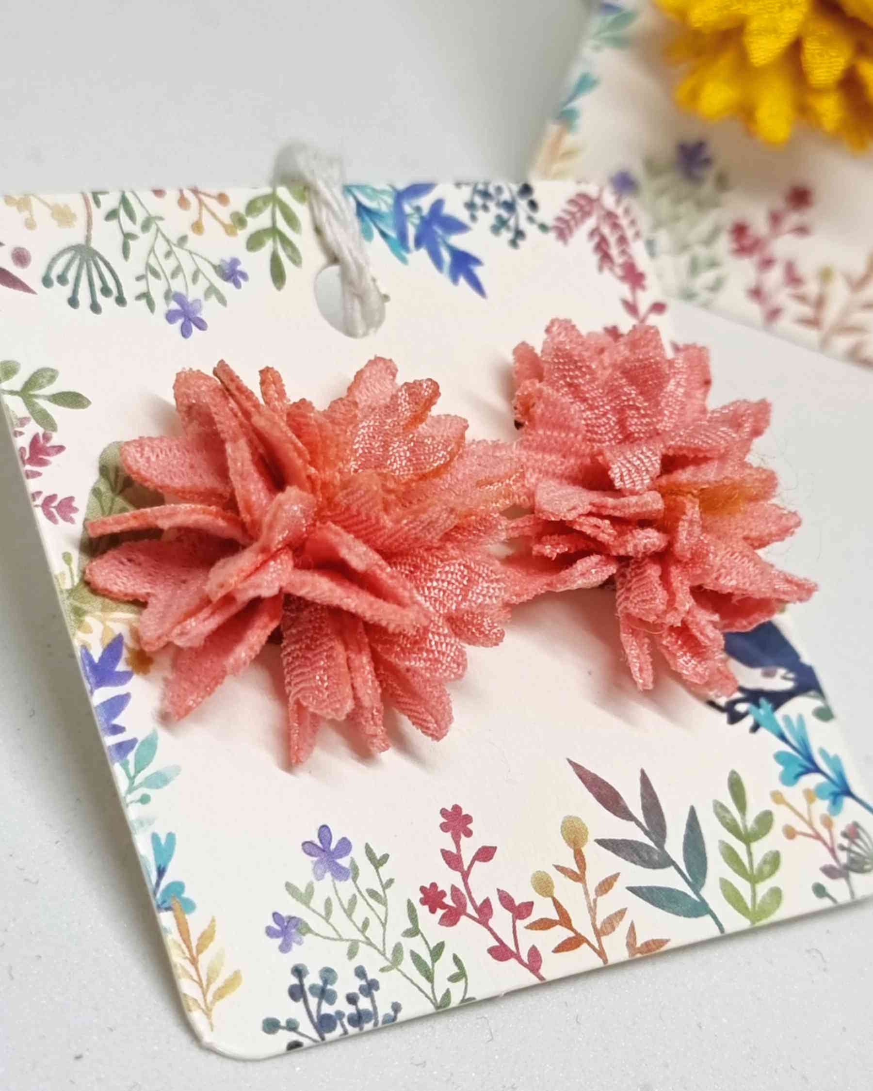 Pendientes Botón Flor | Ohrringe Damen SommerPendientes Flor Temporada ¡Lucirás hermosa y moderna con nuestros elegantes pendientes botón Flor! Estos pequeños pero llamativos pendientes son ideales para conseguir un look decorativo y refinado. Su diseño d