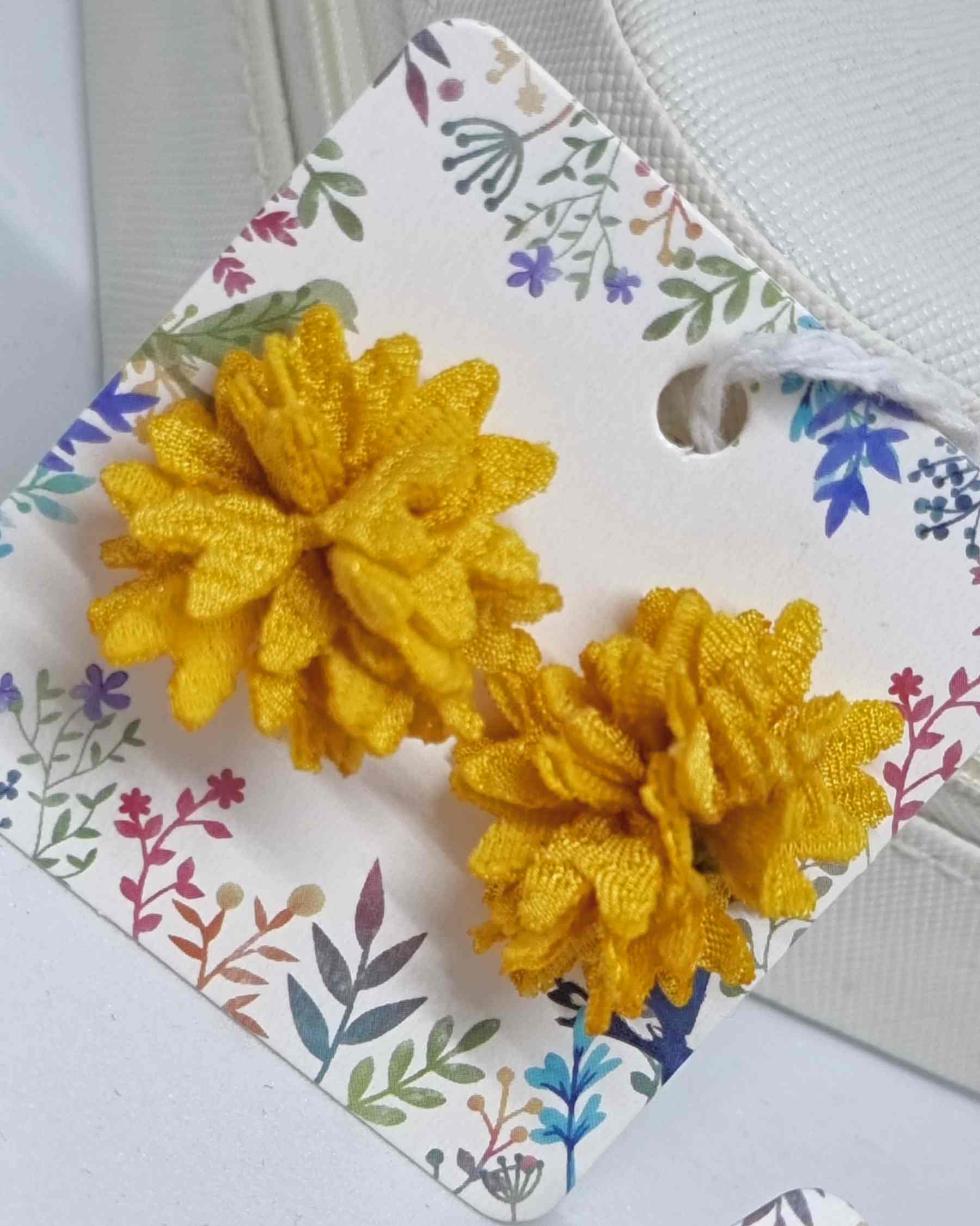 Pendientes Botón Flor | Ohrringe Damen SommerPendientes Flor Temporada ¡Lucirás hermosa y moderna con nuestros elegantes pendientes botón Flor! Estos pequeños pero llamativos pendientes son ideales para conseguir un look decorativo y refinado. Su diseño d